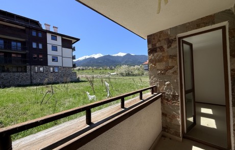 Просторен апартамент с функционално разпределение в жилищен комплекс.